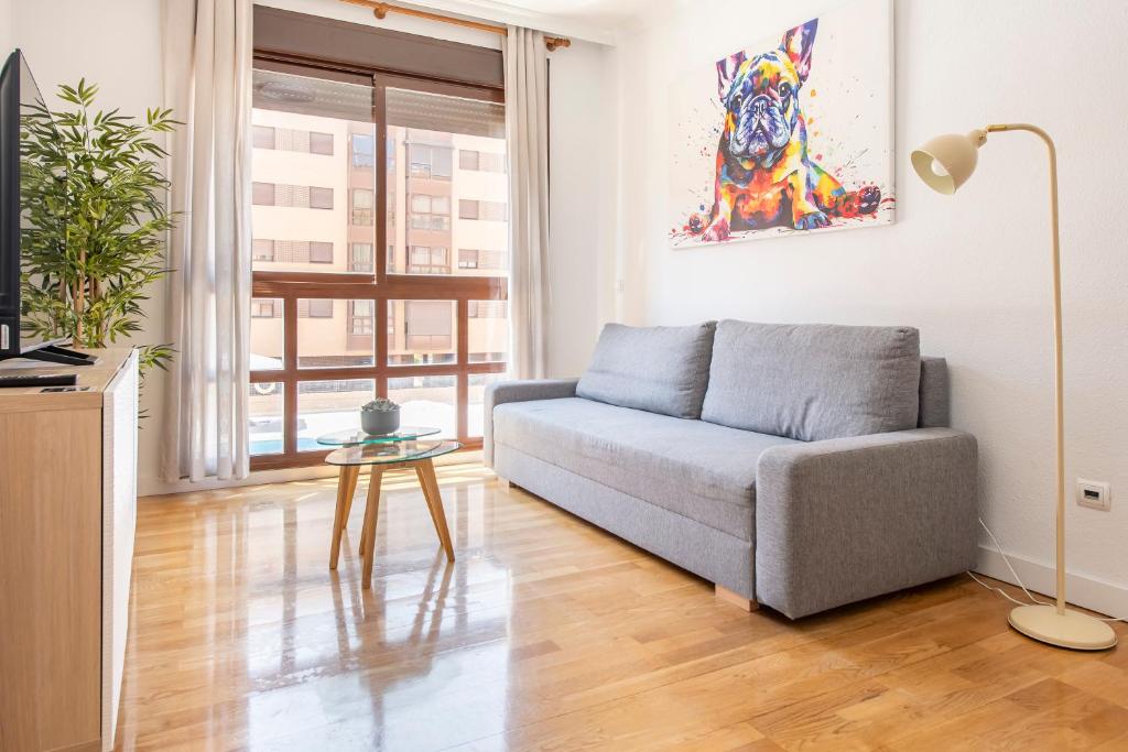 Apartamento Moderno Renovado con Piscina, Gym & Parking – Aeropuerto, IFEMA / Metropolitano by beBalmy - 1