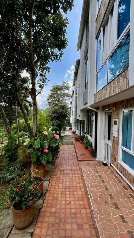 Casa Amplia de 3 Pisos - 3 Habitaciones - Zona Verde de Bucaramanga - 1