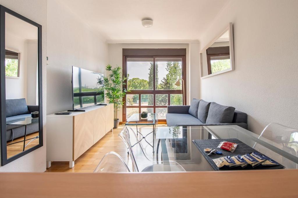 Apartamento con piscina, gym & parking Aeropuerto, IFEMA & Metropolitano by beBalmy - 5