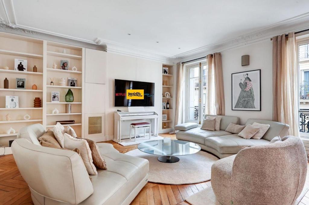 Luxury Three-Bedroom Apartment near Parc Monceau Paris 8th - 2