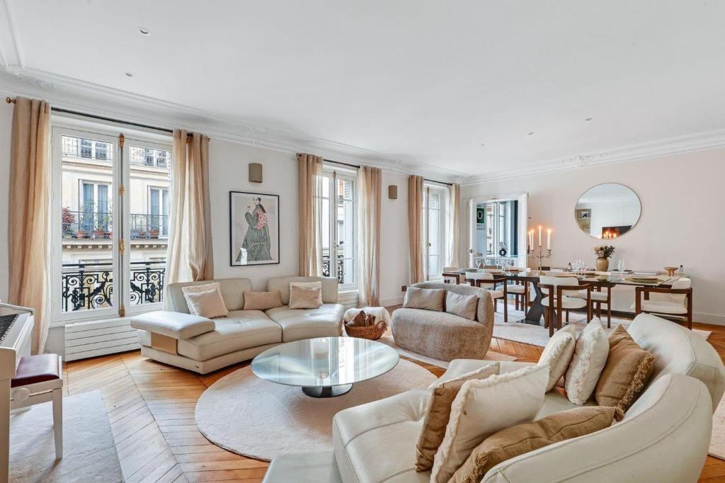 Luxury Three-Bedroom Apartment near Parc Monceau Paris 8th - 5