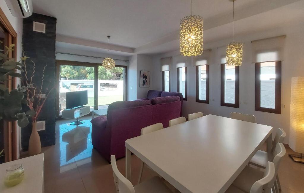 Awesome Home In Chiclana De La Fronter - 4