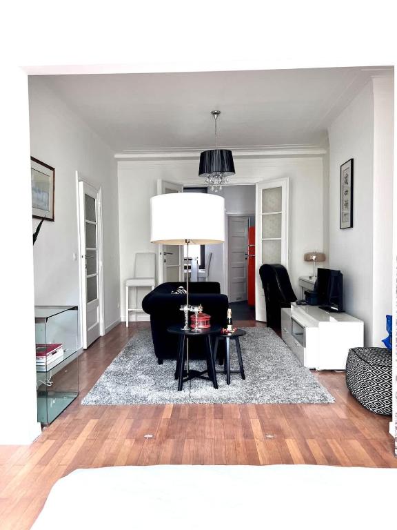 Chic & lovely Studio Heart of the City with Balcony - 3