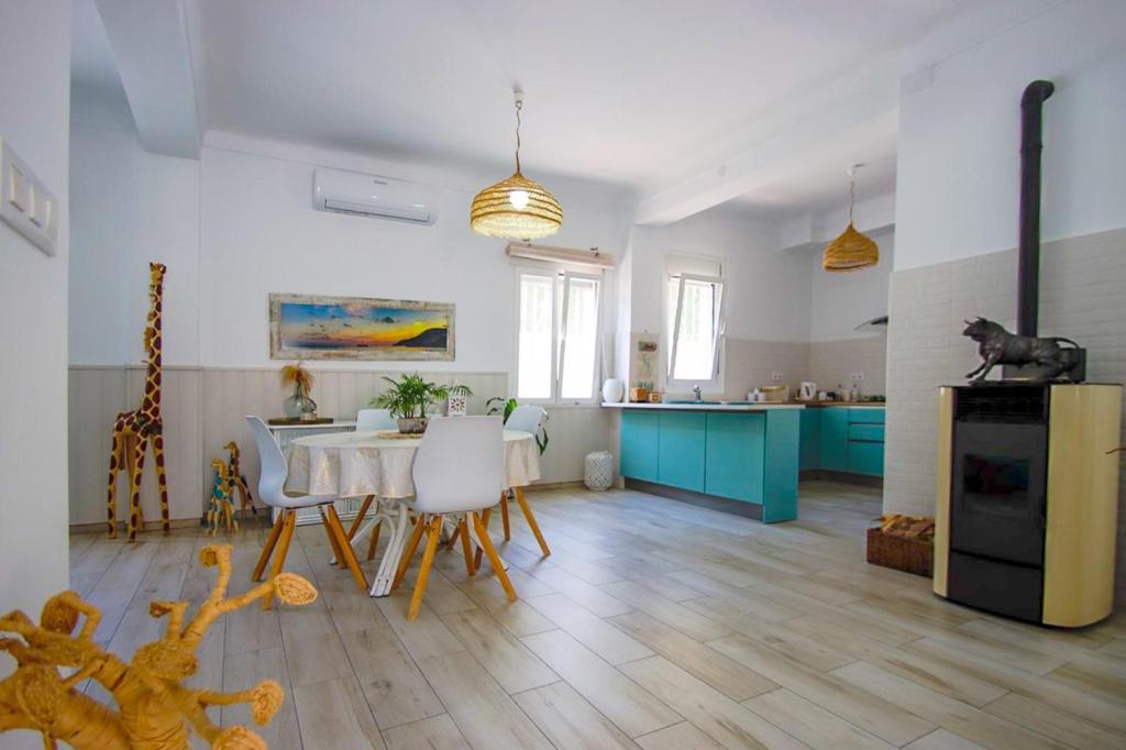 Mediterranean Beach Retreat Spacious 2 Bedroom Home with Patio and Sea Views - 1