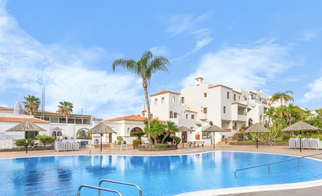 Beautiful 4 bedroom apartment with private jacuzzi - 2