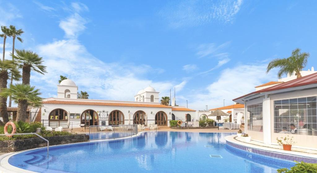 Beautiful 4 bedroom apartment with private jacuzzi - 4