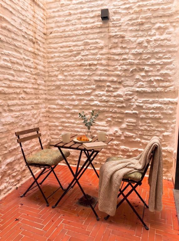 NEW! Designer flat with private patio in Triana - 2