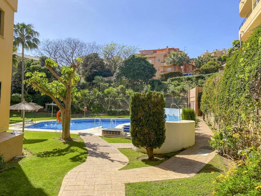 Bright & quiet 2 bedroom with large terrace & pool - 5