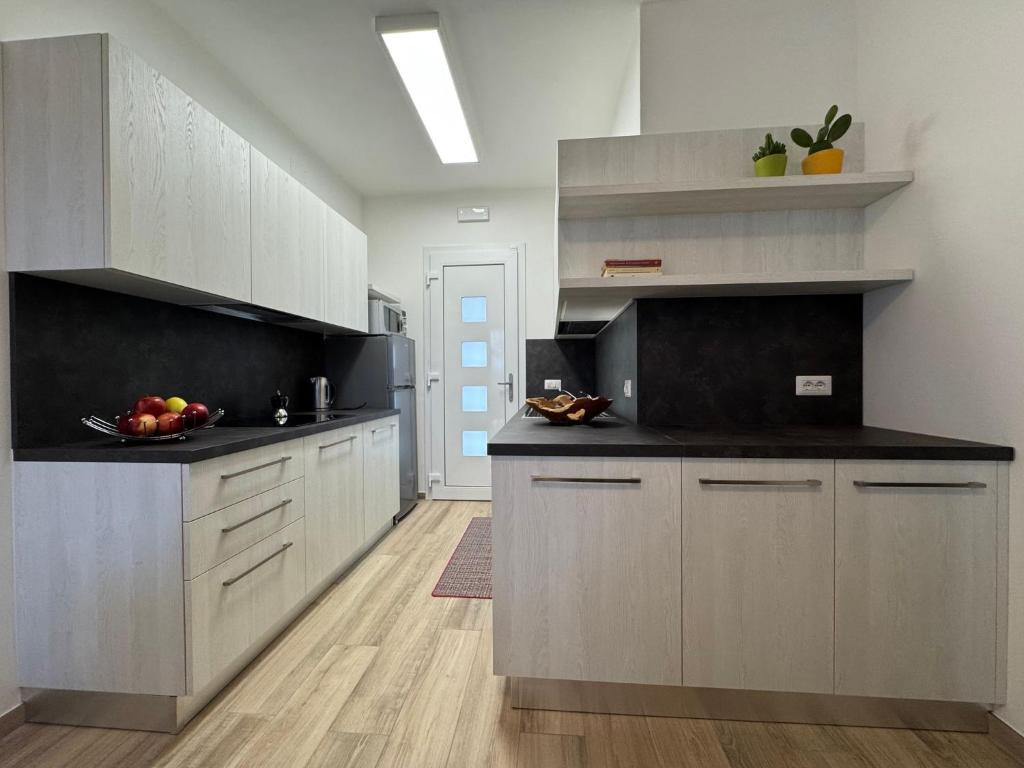 Beachfront, modern flat with lovely garden - 2