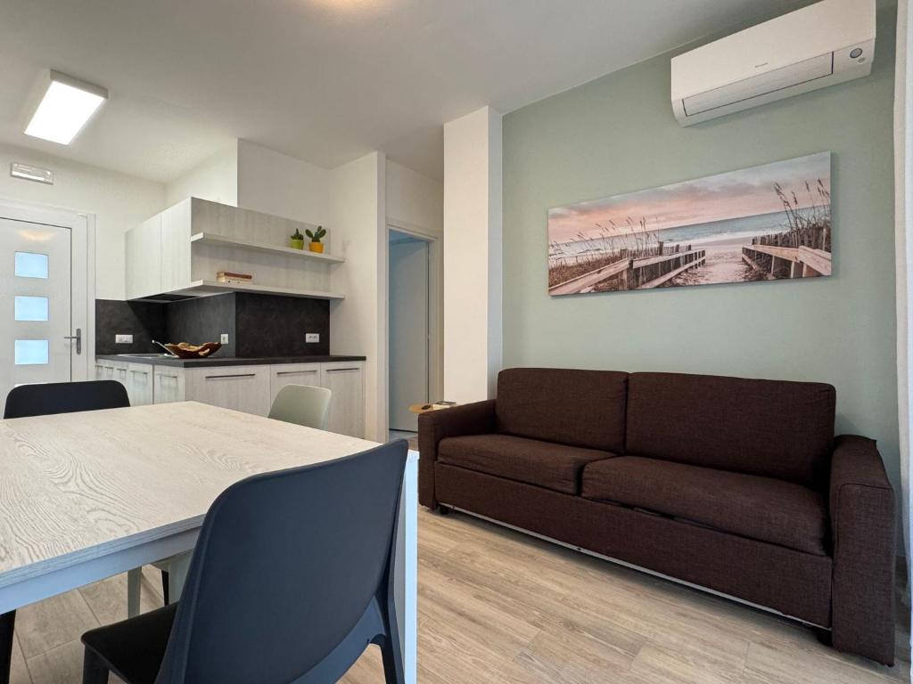 Beachfront, modern flat with lovely garden - 3