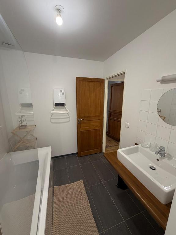 Charming 2-Bedroom House in Millau City Center - 4