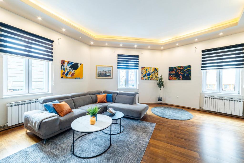 Avant-Garde Central 2 BDR Apartment next to SCC Shopping Mall - 5
