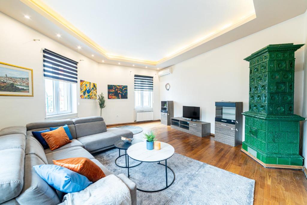 Avant-Garde Central 2 BDR Apartment next to SCC Shopping Mall - 4