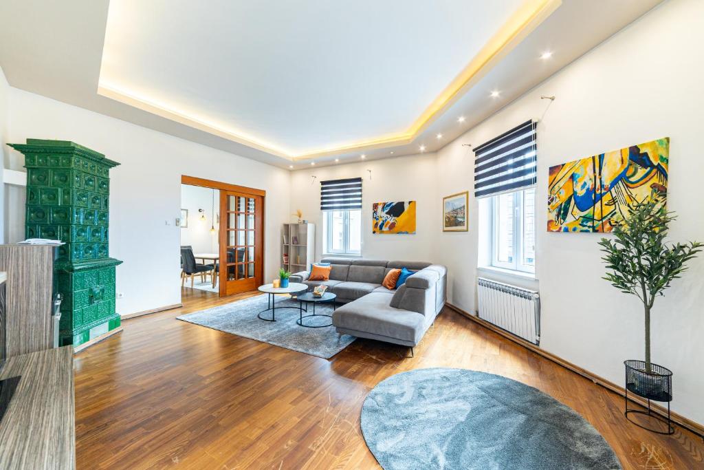 Avant-Garde Central 2 BDR Apartment next to SCC Shopping Mall - 2