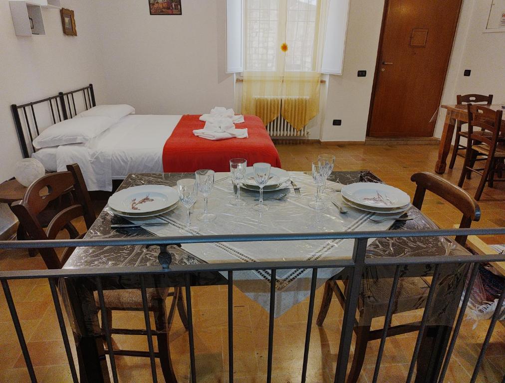 All'Ombra di Santa Chiara by MyAssisiSuite - Dormi in una Casa del '400 - 140 mq, RARO PIANO TERRA - 4 Veri Letti Matrimoniali, Zero Divani Letto - LIVE CHECK-IN, No Key Box, 4 Real Beds, Jacuzzi - Mówimy po polsku - 3