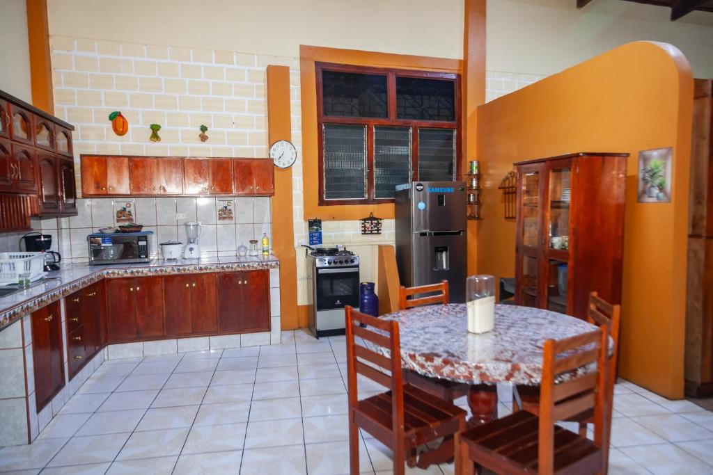 Linda Casona con piscina AC wifi mall para 12 personas - 2