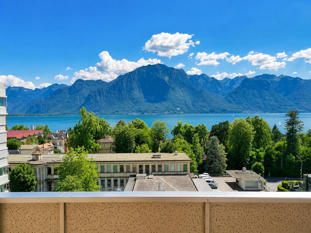 Bright Lake-View Apartment - 1