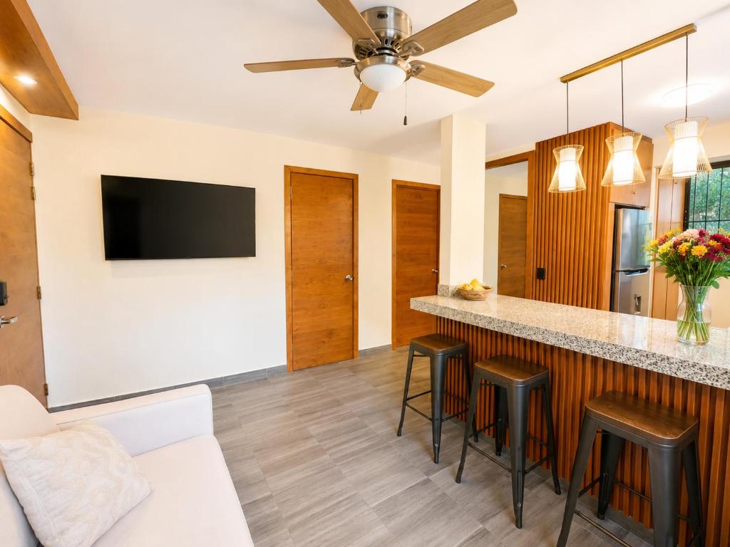 Ocean Breeze Condo 1 block F beach - 3