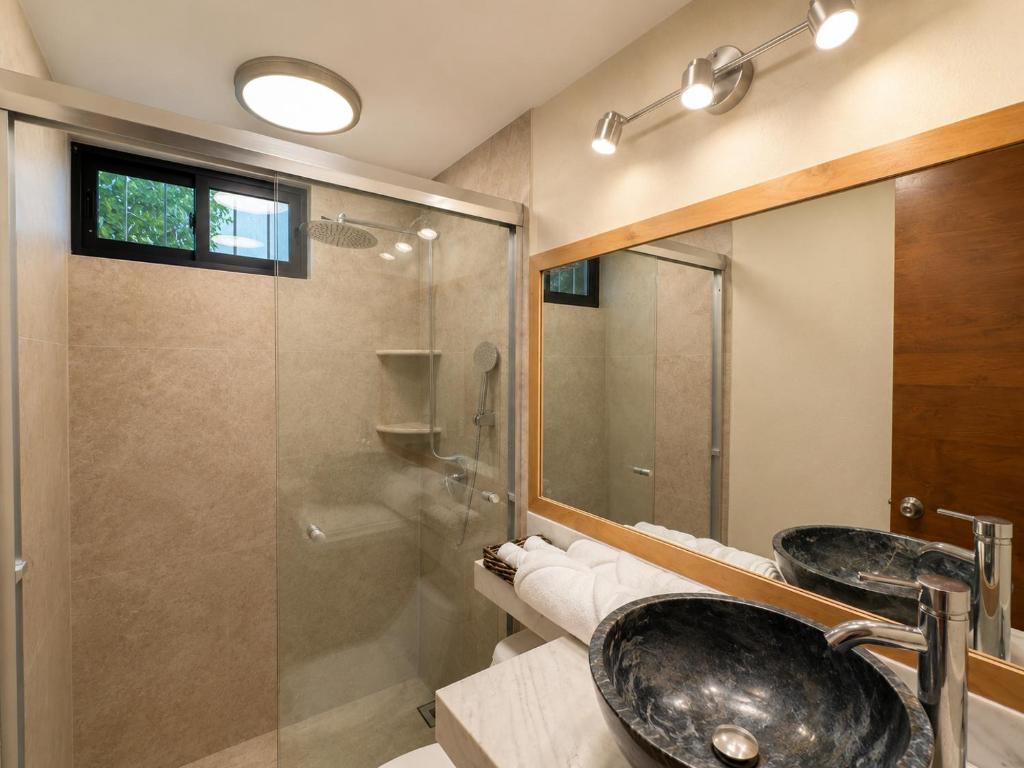Ocean Breeze Condo 1 block F beach - 5