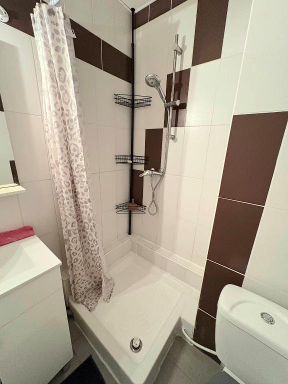 Cozy Air-Conditioned Apartment with Balcony & Panoramic View - 5