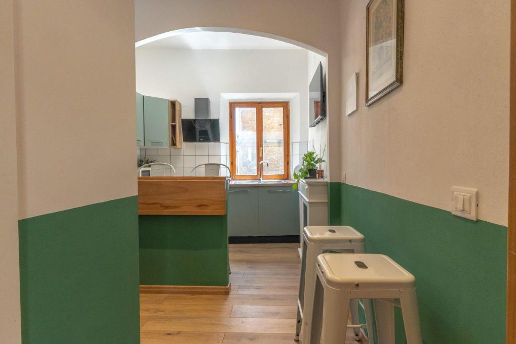 Light-Filled Duomo 2BR2BA Top-Floor Flat - 1