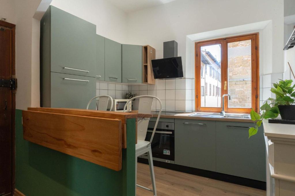 Light-Filled Duomo 2BR2BA Top-Floor Flat - 3