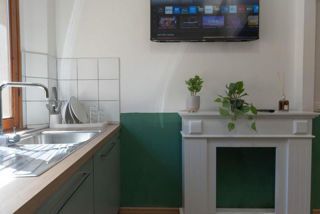 Light-Filled Duomo 2BR2BA Top-Floor Flat - 5