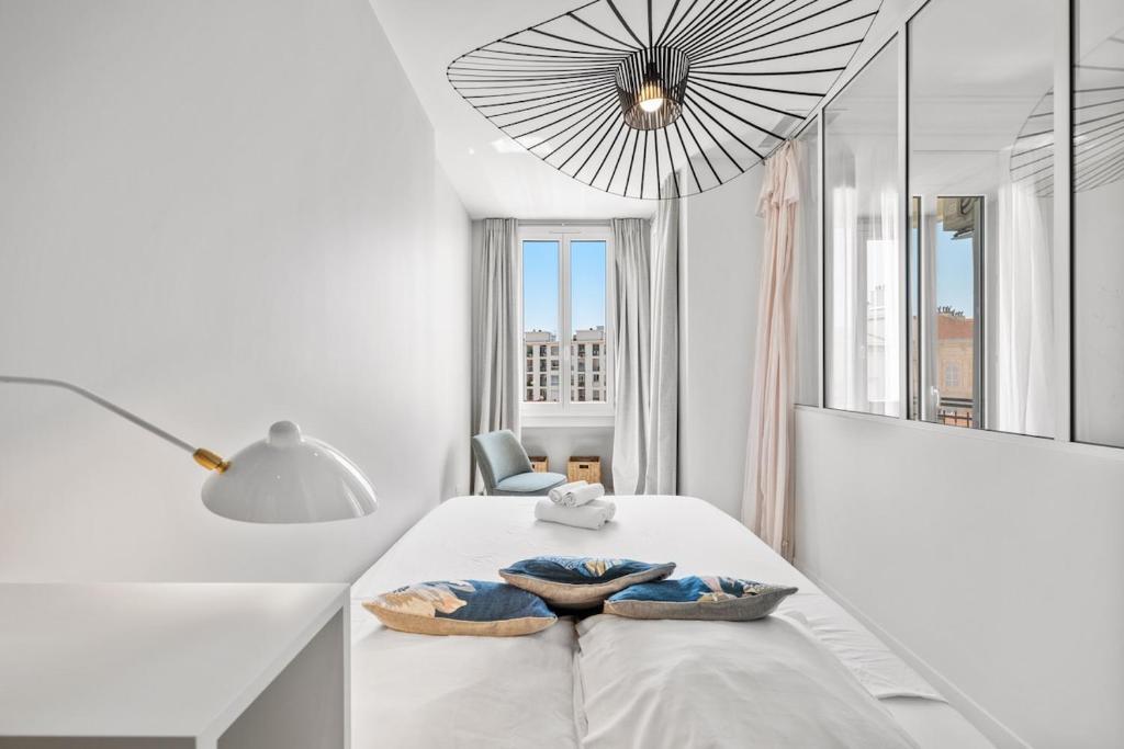 Elegant Apartment with Air Conditioning and Terrace - 4