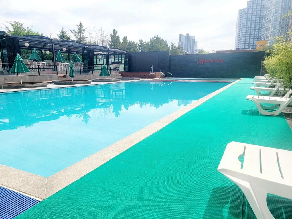 Swimming pool