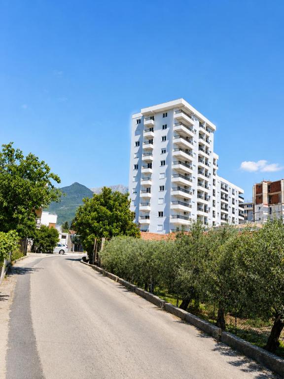 Apartpan Lekic - 1