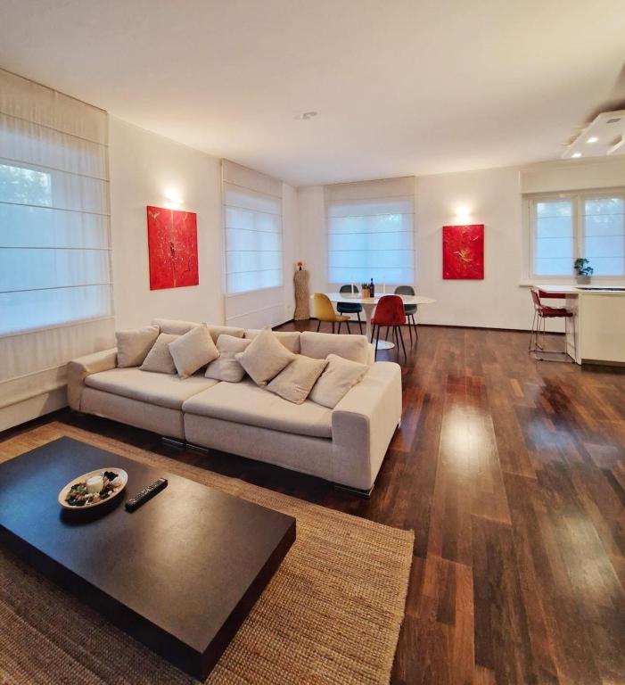 Sunny Trevi Apartment - 2
