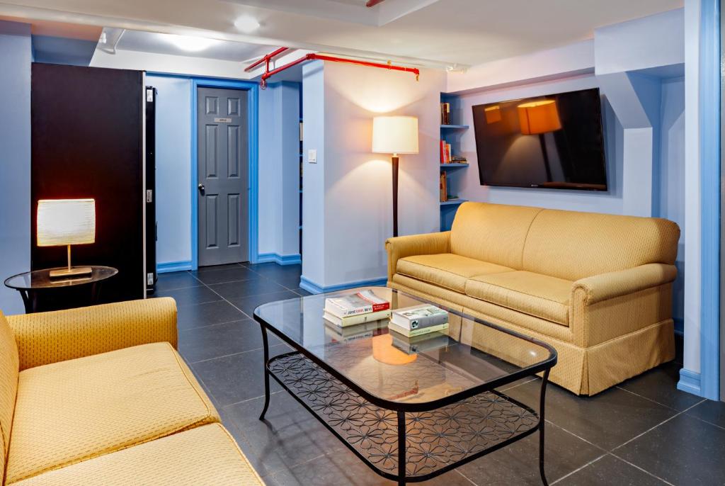 Shared lounge/TV area, Central Park West Hostel in New York (NY)