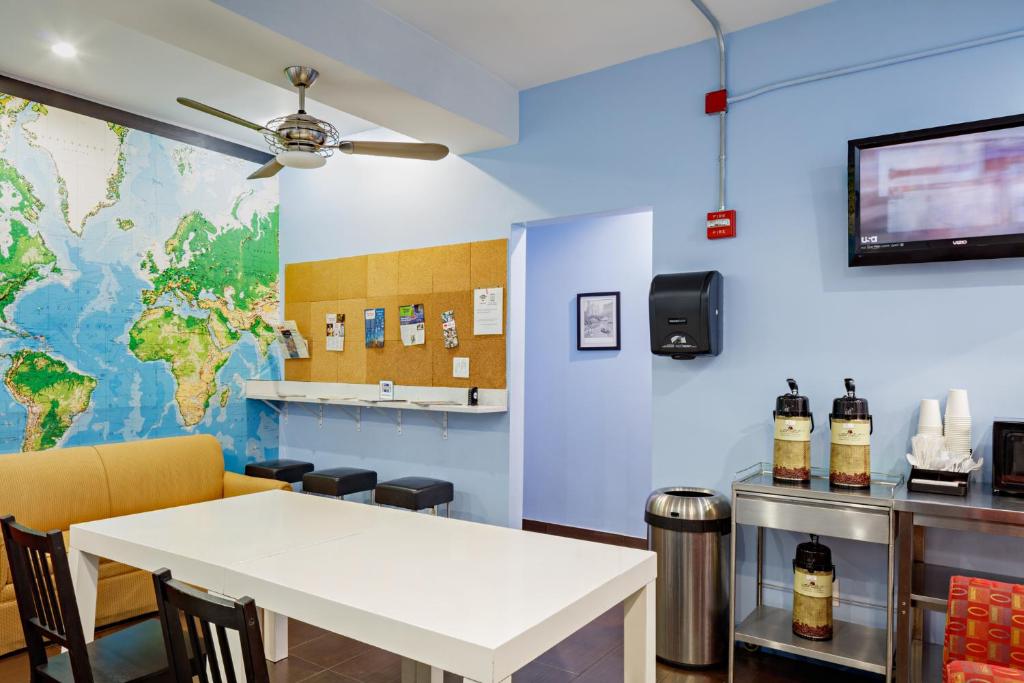 Shared lounge/TV area, Central Park West Hostel in New York (NY)