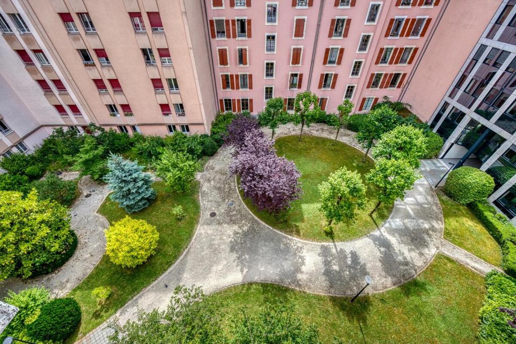 Large Terrace, 2-Bedroom Apartment in Geneva - 4