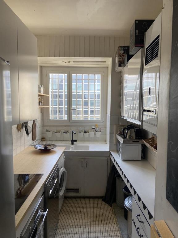 Artist's apartment, View of Sacré-Cœur, Paris 17 - 2