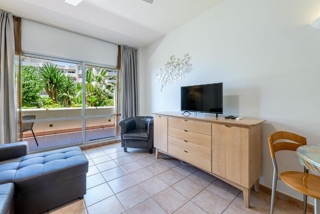 797 Holiday Rentals- Precioso piso con vistas al jardin en Benalbeach - 4