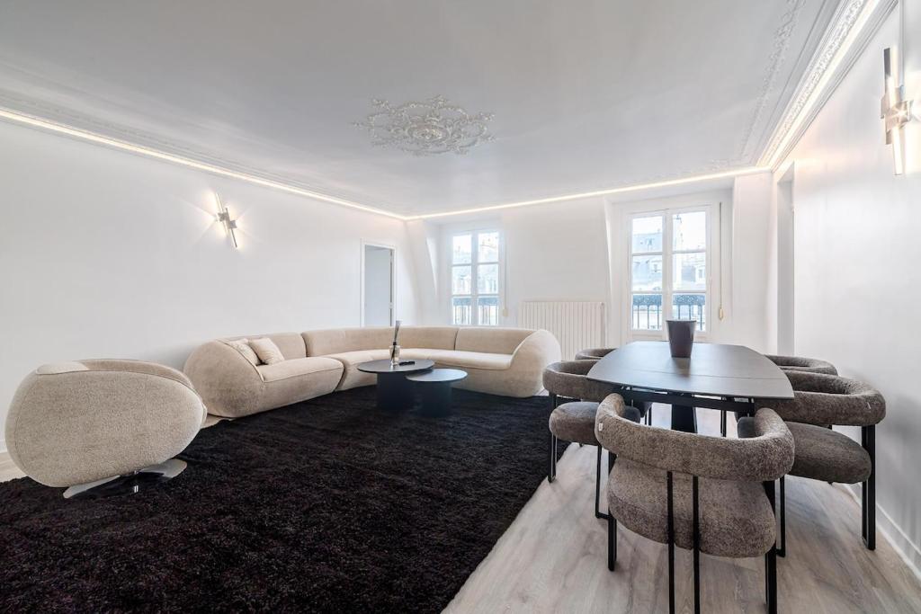 Elegant 3-BR with balcony - 1