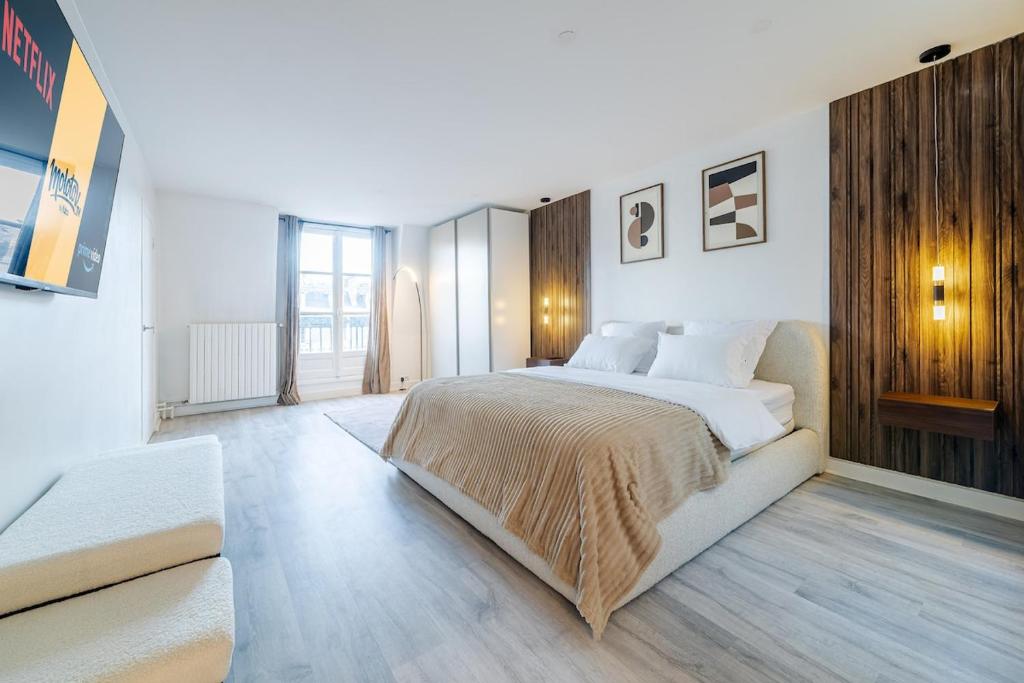 Elegant 3-BR with balcony - 2