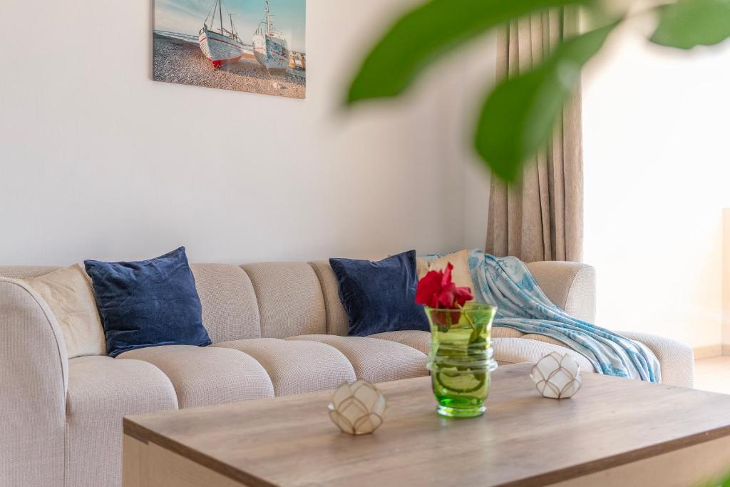 Tenerife Stay Los Cristianos 3 Bedroom Pool Apartment - 1