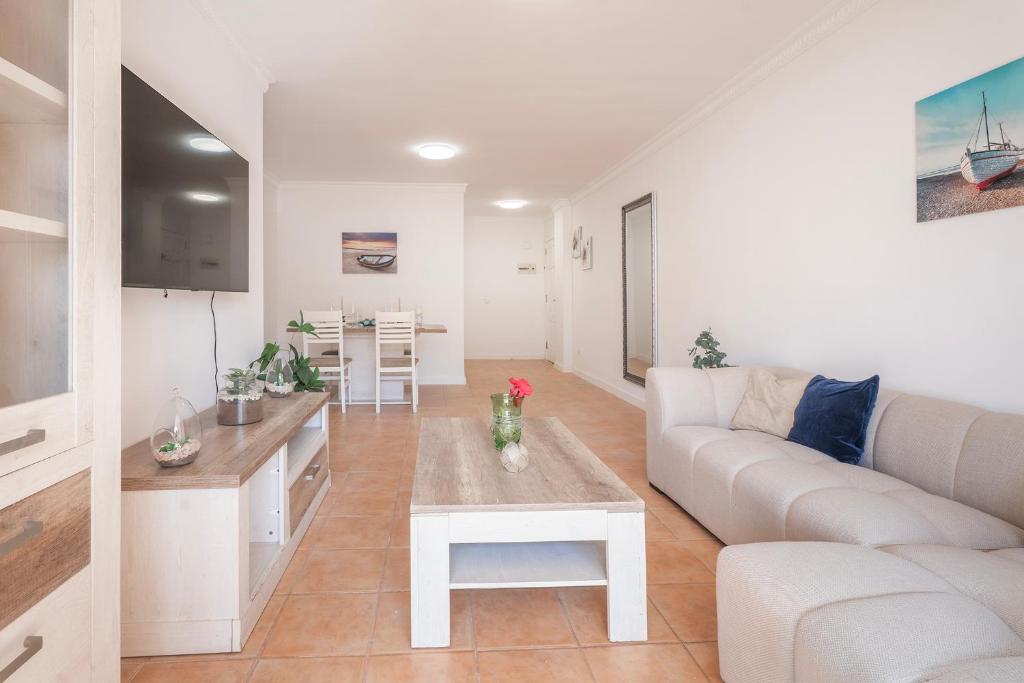 Tenerife Stay Los Cristianos 3 Bedroom Pool Apartment - 4