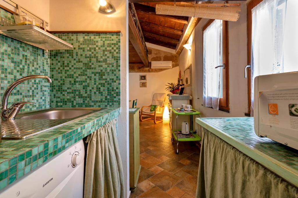 Alghero Old Town Gem - Topaz - 2