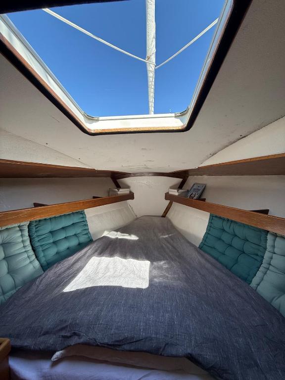 Fully equipped sailing boat & exploring zodiac - 4