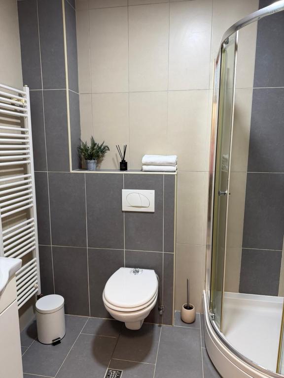 Bright & Cozy Apartment, 5 Min From Airport - 2