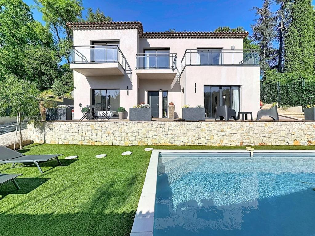 Modern villa with pool in Saint-Paul-de-Vence - 2