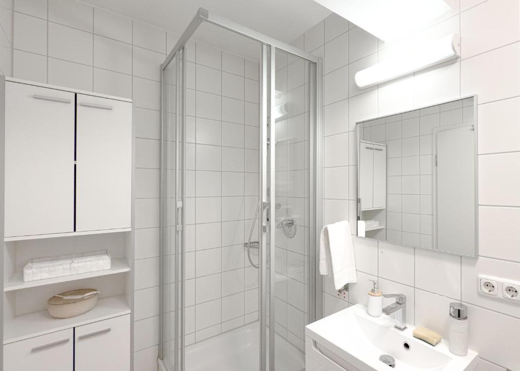 Augusta Prima für bis zu 7 Gäste- Stilvolles Apartment im Zentrum nahe Rathaus - Hochwertige Betten und Bettwäsche - Voll ausgestattete Küche - 4K Smart TV - Aufzug - Kostenlose Nacht Tiefgarage 20-30 bis 9-30 Uhr mit 28 Stellplätzen je nach Verfügbarkeit - 2