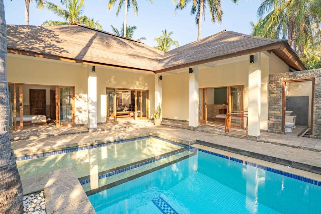 Swimming pool