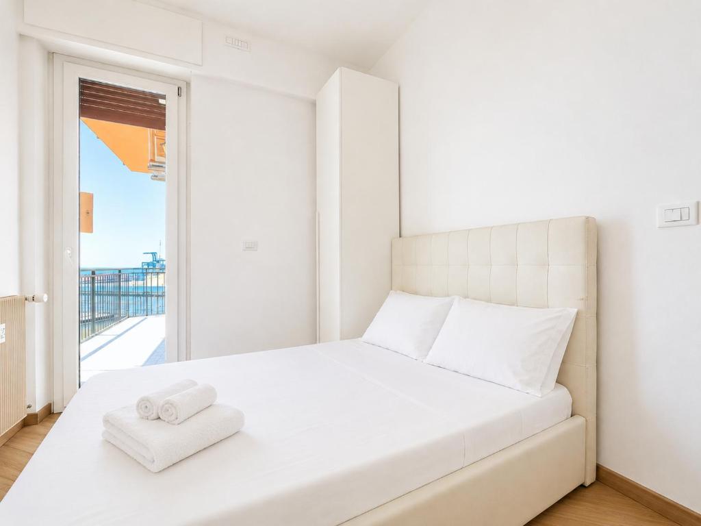 Sea View & Private Garage , 3 Bedrooms - 3