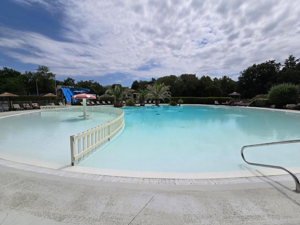 Chalet tout confort dans parc de loisirs arboré et piscine - 2