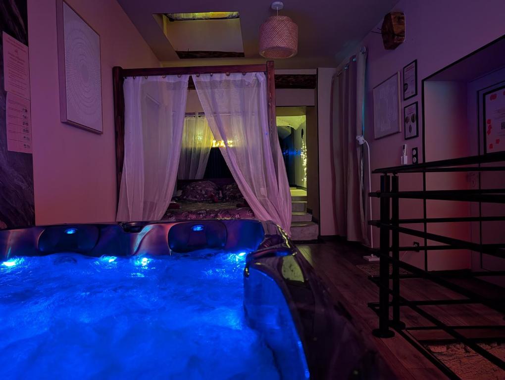 Loveroom Romantique avec Spa et Secret Room - A proximité des Lacs - La Mure - 3
