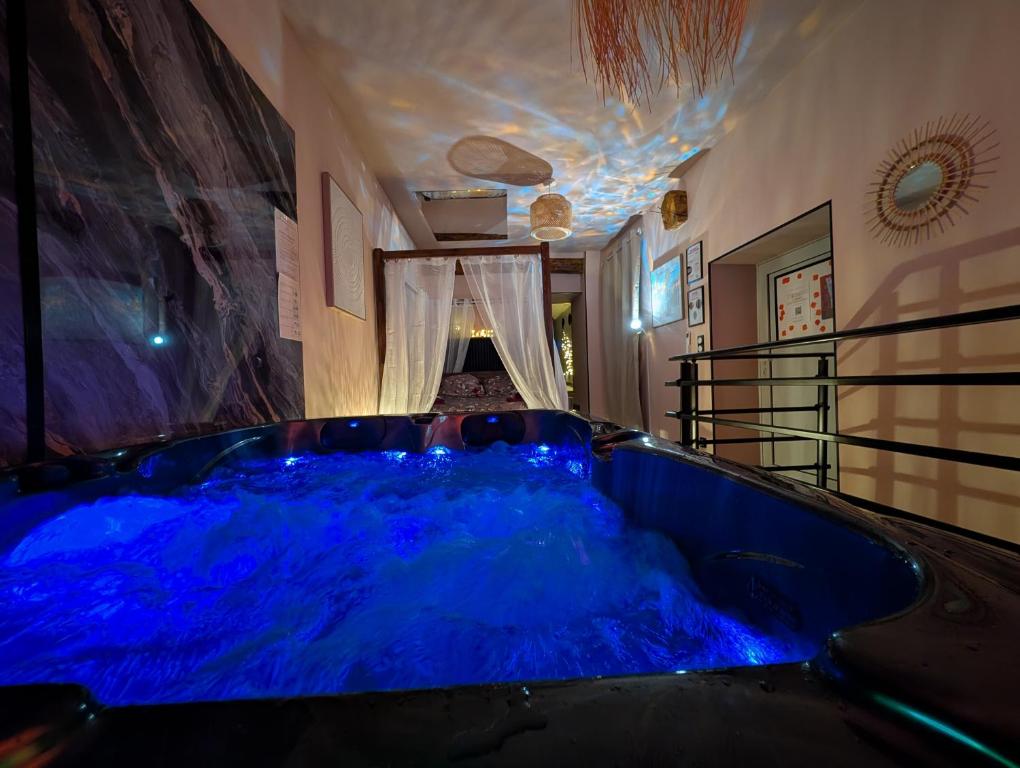 Loveroom Romantique avec Spa et Secret Room - A proximité des Lacs - La Mure - 5